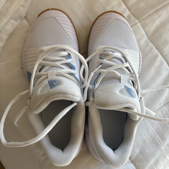 NWT Women’s Nike Tennis Shoes - Picture 2 of 4